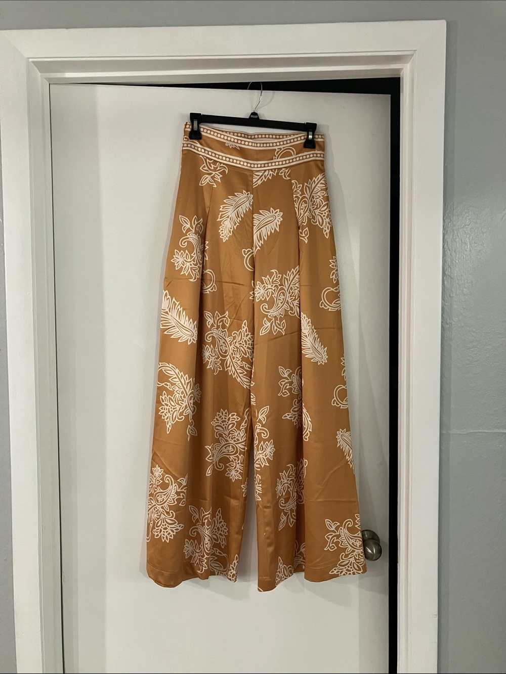 STYLEWE Wide-Leg Pants with White Floral Print in Camel